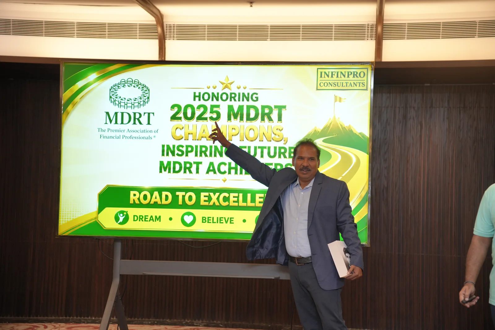 A presenter opening the MDRT achievers session